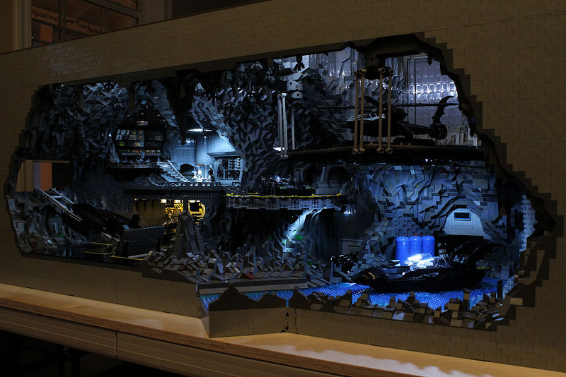 Incrvel batcaverna feita com 20.000 peas de Lego 04
