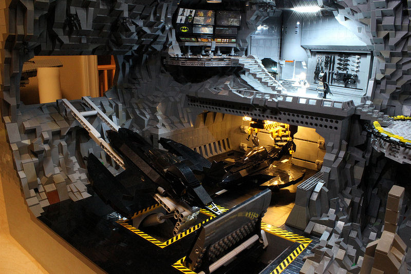 Incrvel batcaverna feita com 20.000 peas de Lego 06