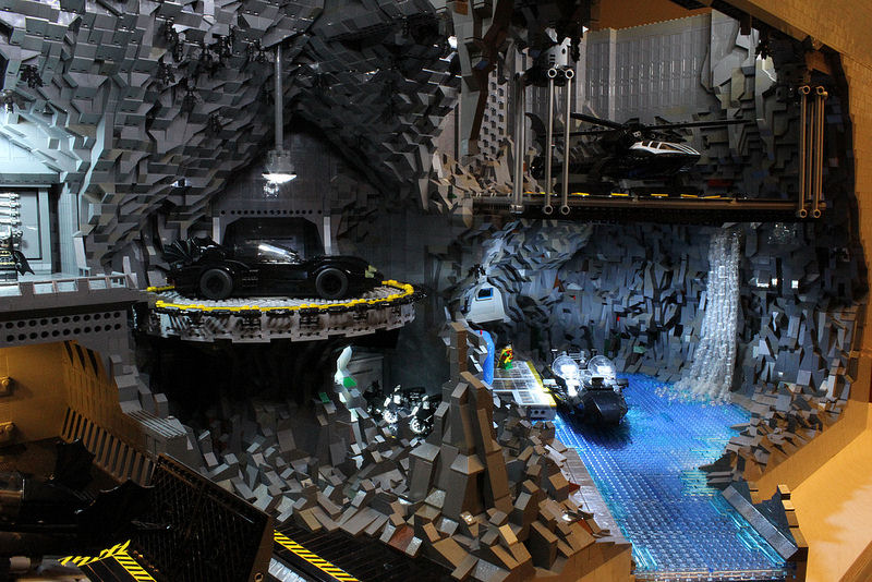 Incrvel batcaverna feita com 20.000 peas de Lego 07