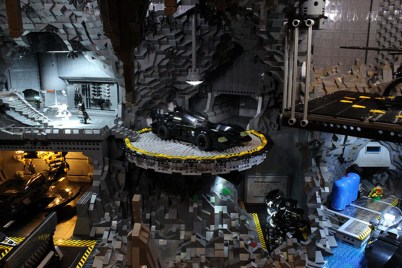 Incrvel batcaverna feita com 20.000 peas de Lego 11