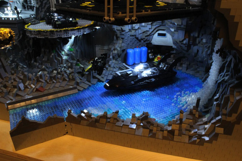 Incrvel batcaverna feita com 20.000 peas de Lego 14
