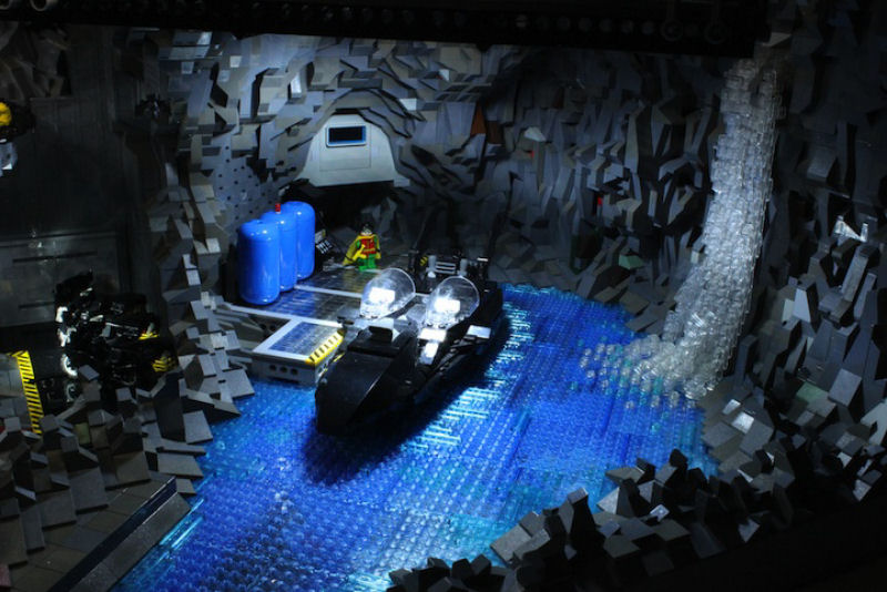 Incrvel batcaverna feita com 20.000 peas de Lego 15