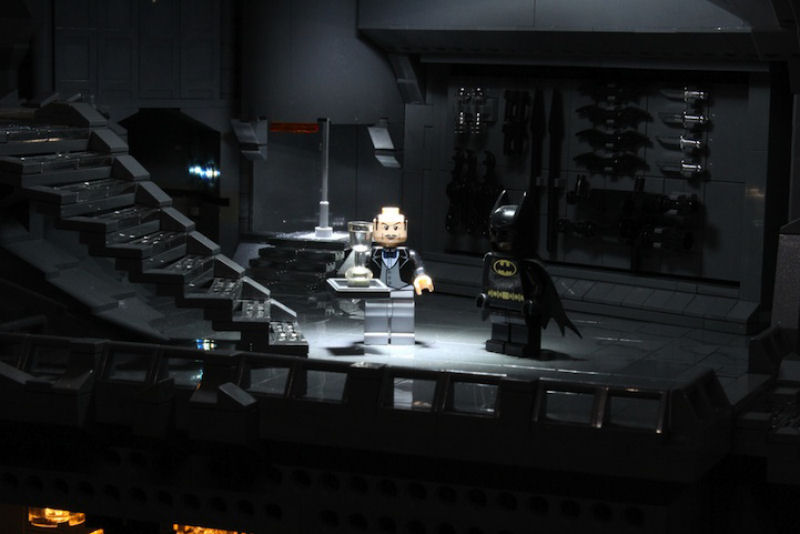 Incrvel batcaverna feita com 20.000 peas de Lego 16