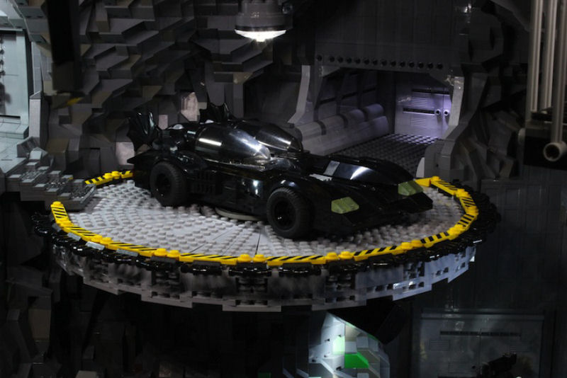 Incrvel batcaverna feita com 20.000 peas de Lego 18