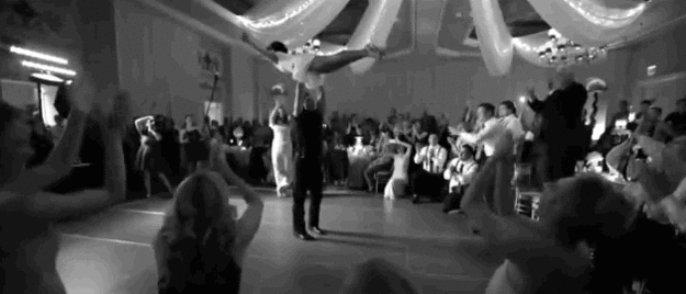 Casal apresenta a coreografia final de Dirty Dancing no seu casamento