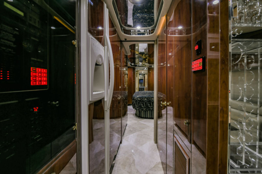 Este enorme motorhome de 500.000 dólares tem dois banheiros e um dormitório no bagageiro 09