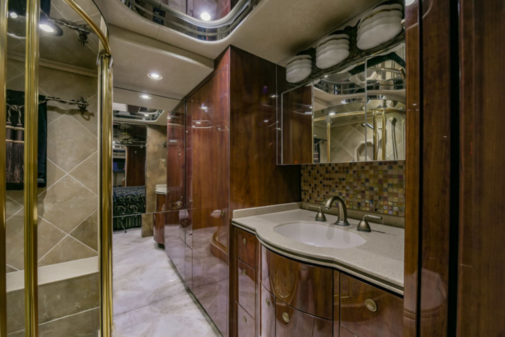Este enorme motorhome de 500.000 dólares tem dois banheiros e um dormitório no bagageiro 13