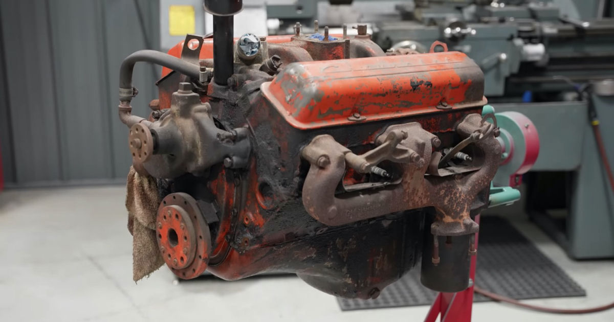 Stop-motion hipnotizante mostra um clssico motor Chevy de 1966 sendo reconstrudo