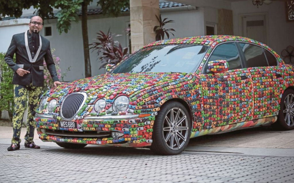 Colecionador decora seu Jaguar S-Type com 4.600 carrinhos coloridos de brinquedo