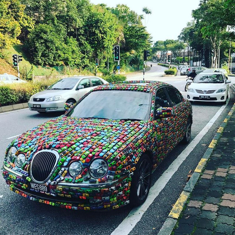 Colecionador decora seu Jaguar S-Type com 4.600 carrinhos coloridos de brinquedo