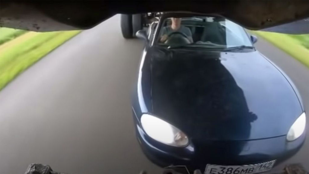 Russo maluco passou com seu Mazda MX-5 por debaixo de caminhão em movimento