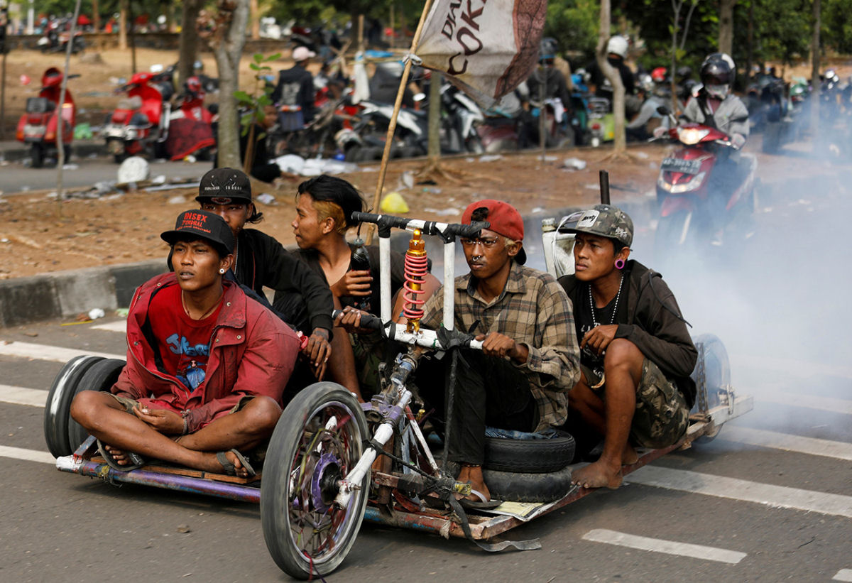 Icnicas motos Vespa personalizadas ao estilo Mad Max cobram protagonismo na Indonsia 01