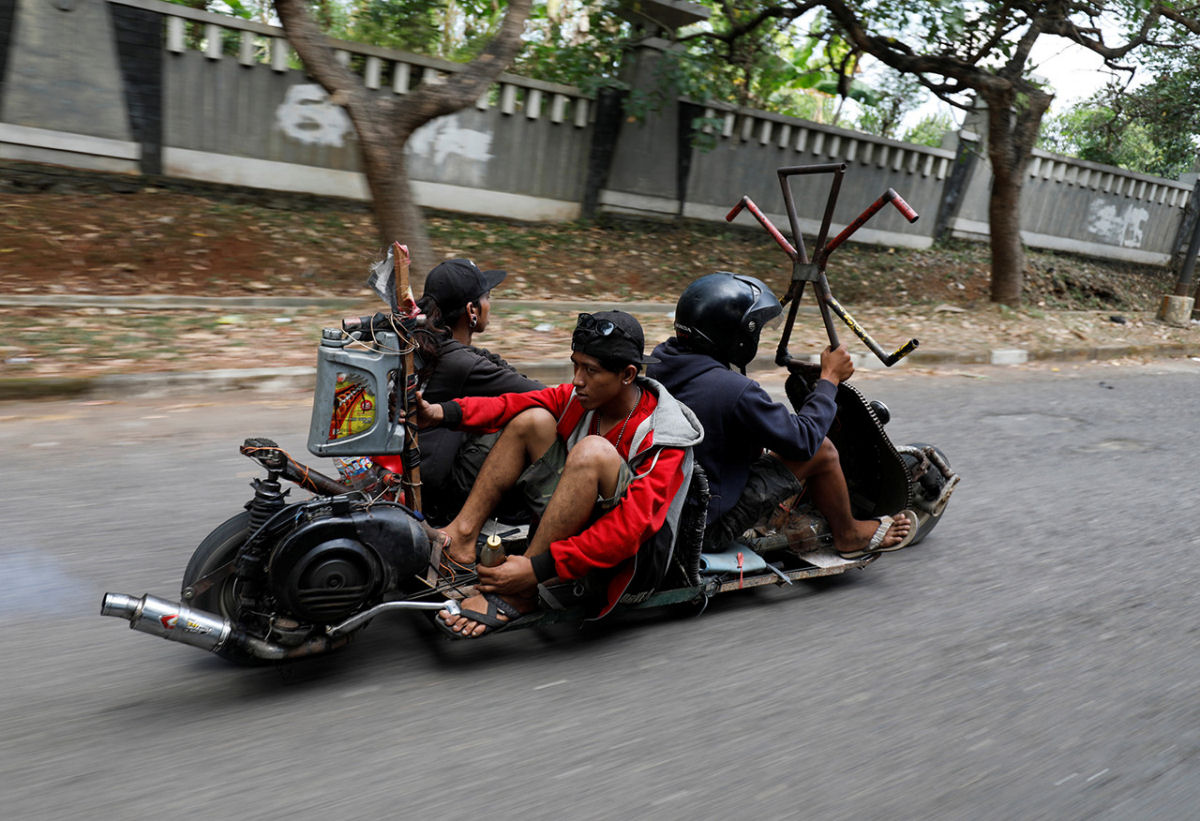 Icnicas motos Vespa personalizadas ao estilo Mad Max cobram protagonismo na Indonsia 05