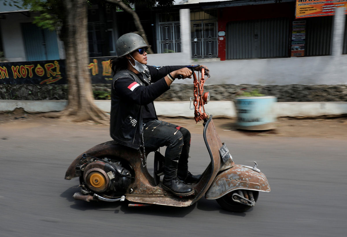 Icnicas motos Vespa personalizadas ao estilo Mad Max cobram protagonismo na Indonsia 07