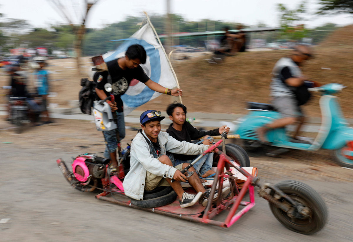 Icnicas motos Vespa personalizadas ao estilo Mad Max cobram protagonismo na Indonsia 08