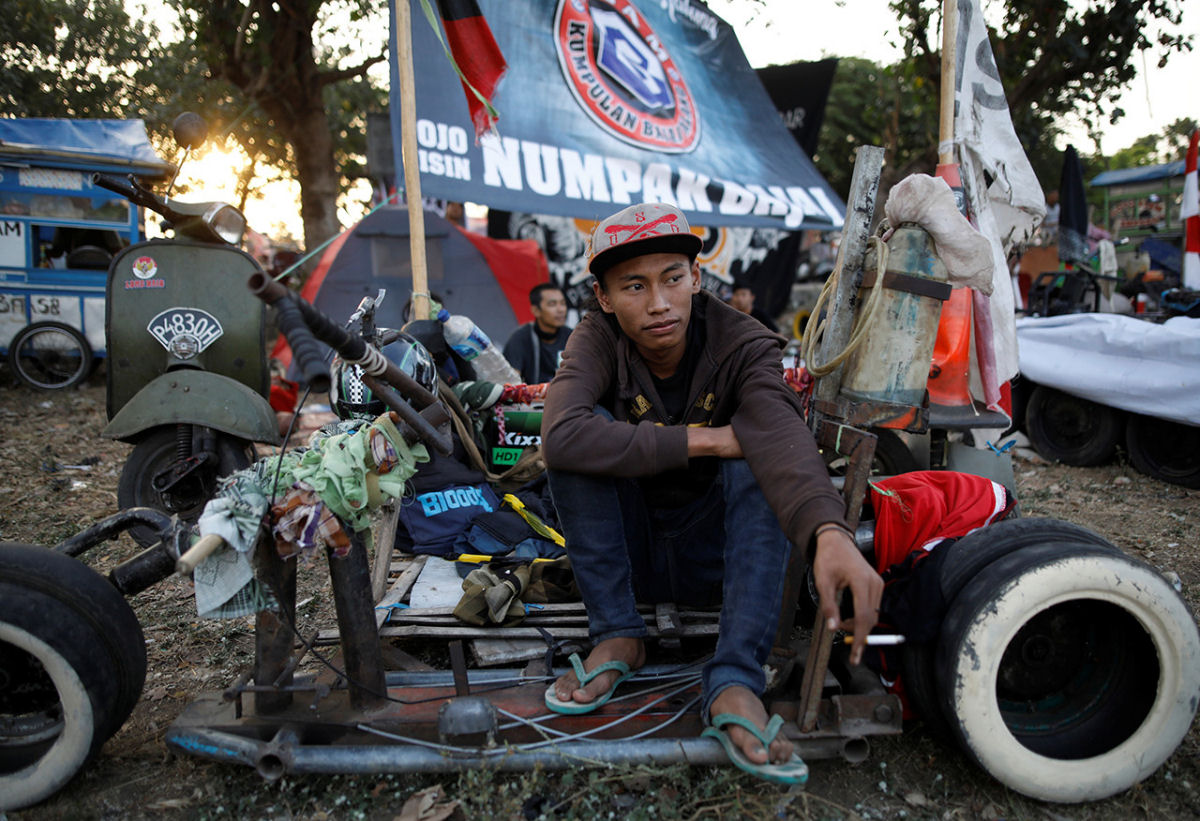 Icnicas motos Vespa personalizadas ao estilo Mad Max cobram protagonismo na Indonsia 09