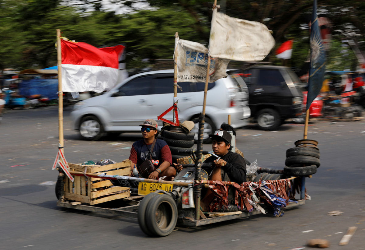 Icnicas motos Vespa personalizadas ao estilo Mad Max cobram protagonismo na Indonsia 11