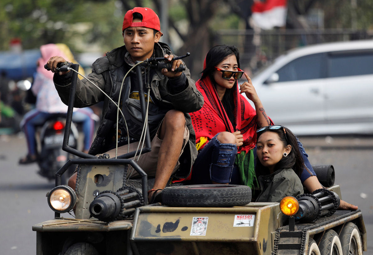 Icnicas motos Vespa personalizadas ao estilo Mad Max cobram protagonismo na Indonsia 12
