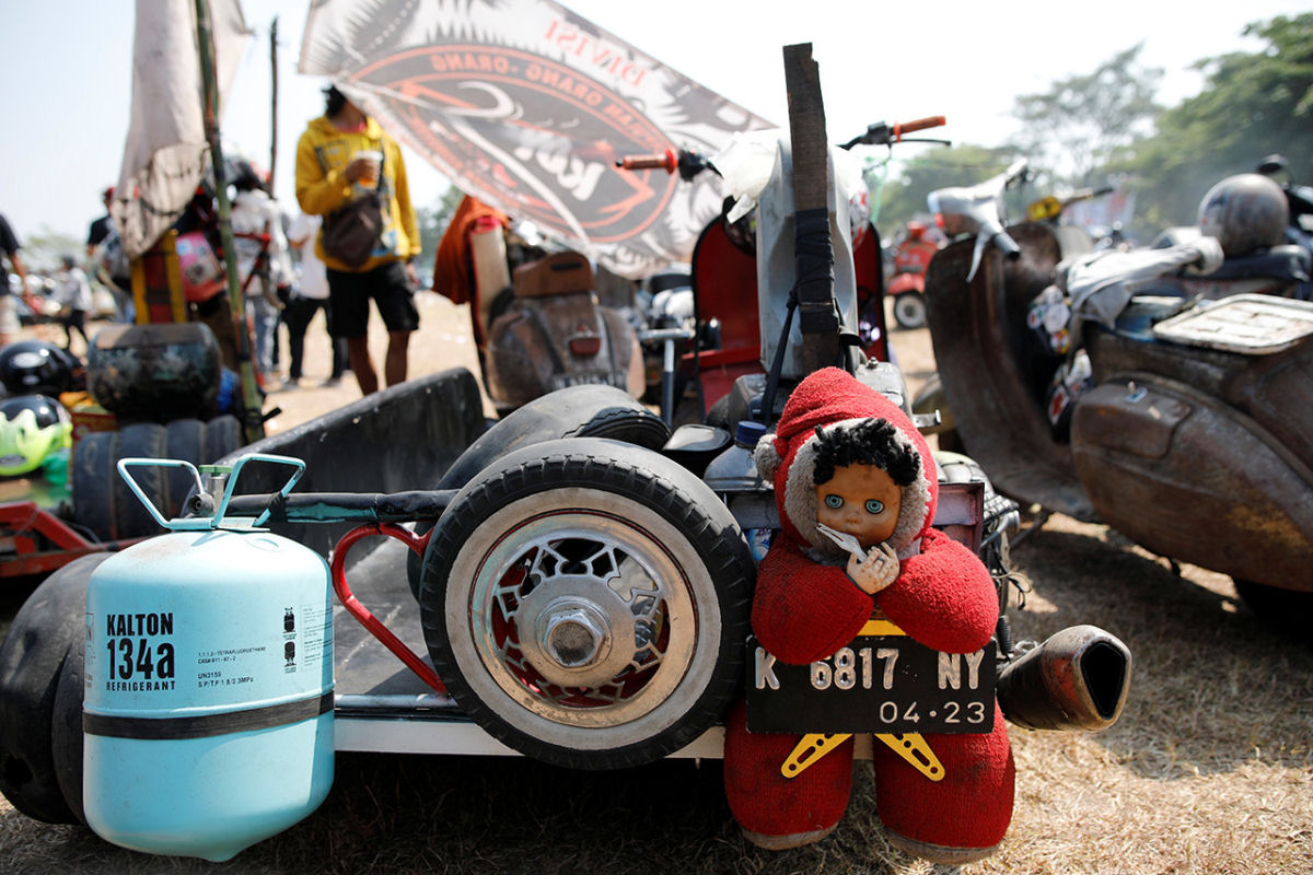 Icnicas motos Vespa personalizadas ao estilo Mad Max cobram protagonismo na Indonsia 13
