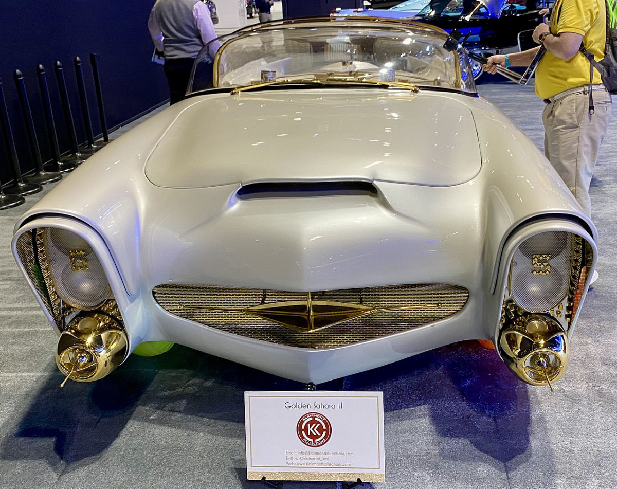 O futurstico carro-conceito Golden Sahara II tinha pneus luminosos e um bar de coquetis