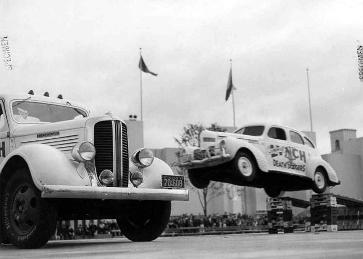 Fotografias surpreendentes de temerários automotivos das décadas de 1940 e 1950 06