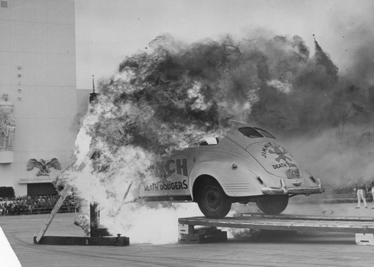 Fotografias surpreendentes de temerários automotivos das décadas de 1940 e 1950 09
