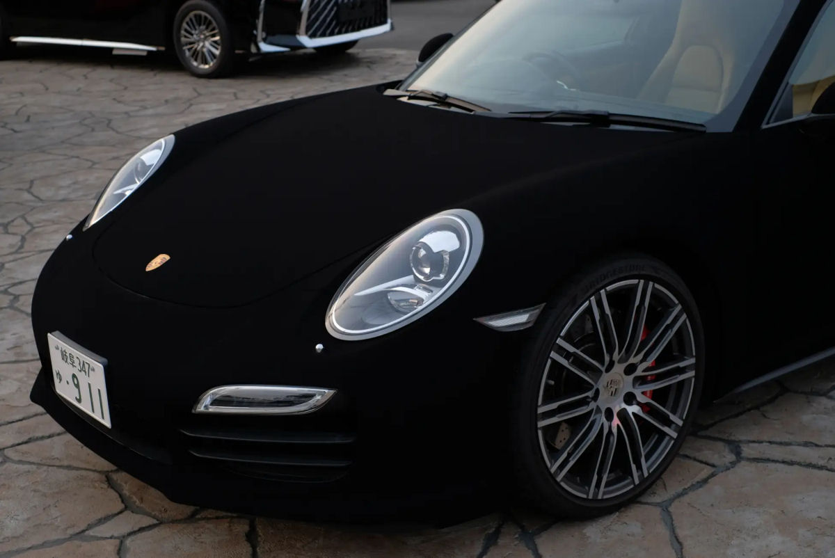 O Porsche mais preto do mundo pintado com a tinta mais escura