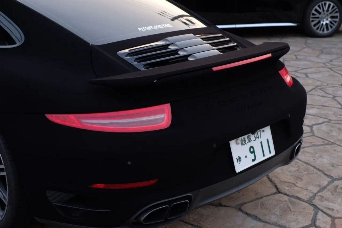 O Porsche mais preto do mundo pintado com a tinta mais escura