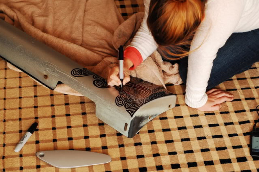 Artista usa marcador para cobrir o Skyline GTR do marido com desenhos impressionantemente intrincados 03
