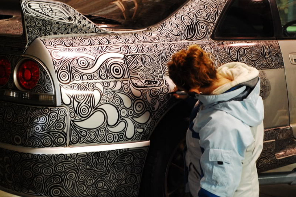 Artista usa marcador para cobrir o Skyline GTR do marido com desenhos impressionantemente intrincados 08
