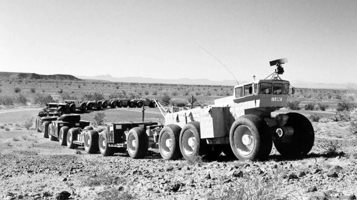Nos anos 60 o exército americano construiu um trem rodoviário de 170 metros