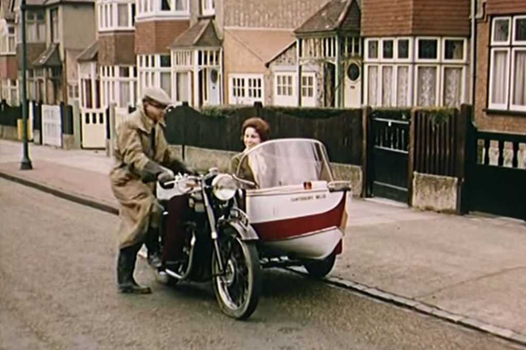 Em 1960, algum teve a ideia de construir um sidecar em forma de um mini-barco