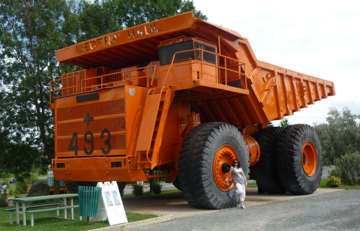 A arte de consertar os gigantescos pneus dos caminhões mineiros