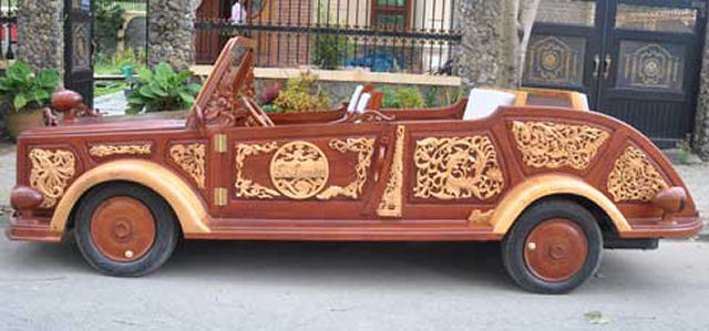 Vietnamita constrói carro de madeira 02