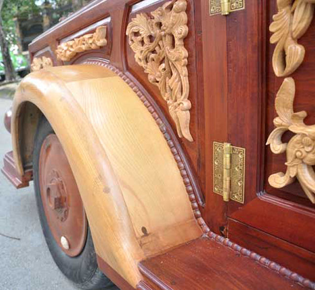 Vietnamita constrói carro de madeira 06