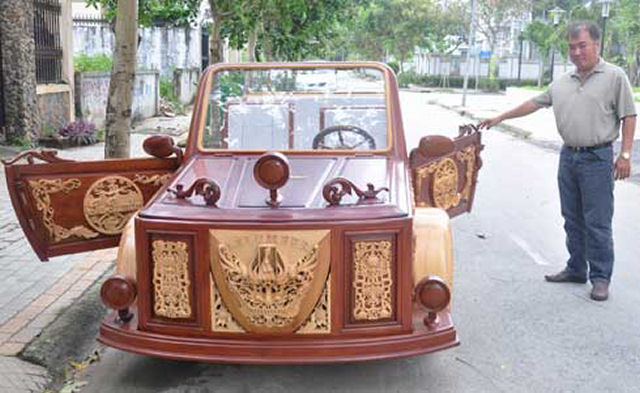Vietnamita constrói carro de madeira 07