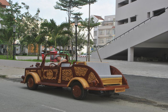 Vietnamita constrói carro de madeira 13