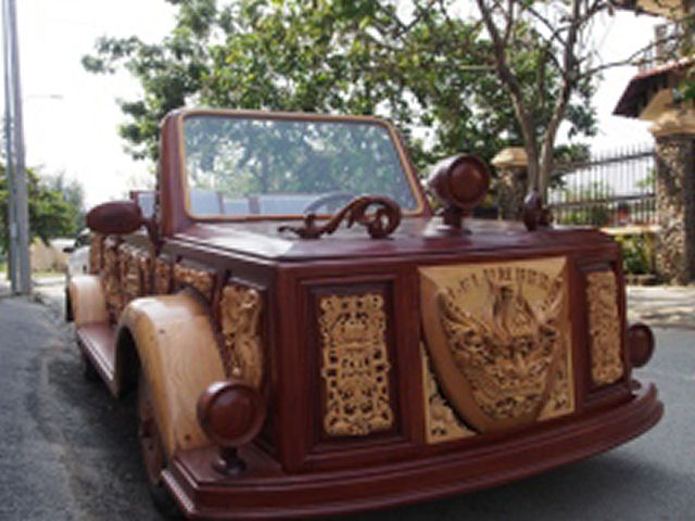 Vietnamita constrói carro de madeira 15