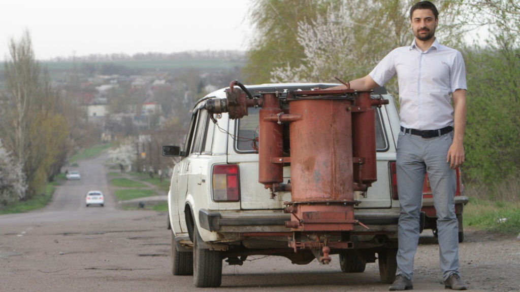 Motoristas ucranianos economizam no combustvel com carros movidos a lenha 01