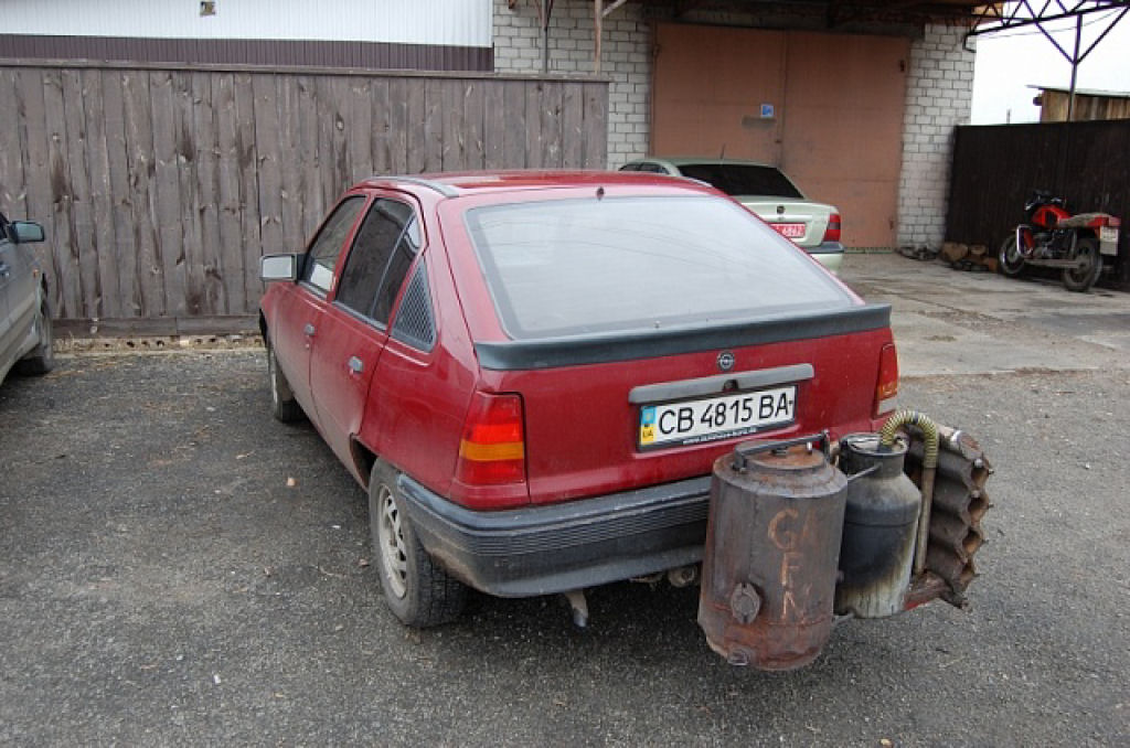 Motoristas ucranianos economizam no combustvel com carros movidos a lenha 02