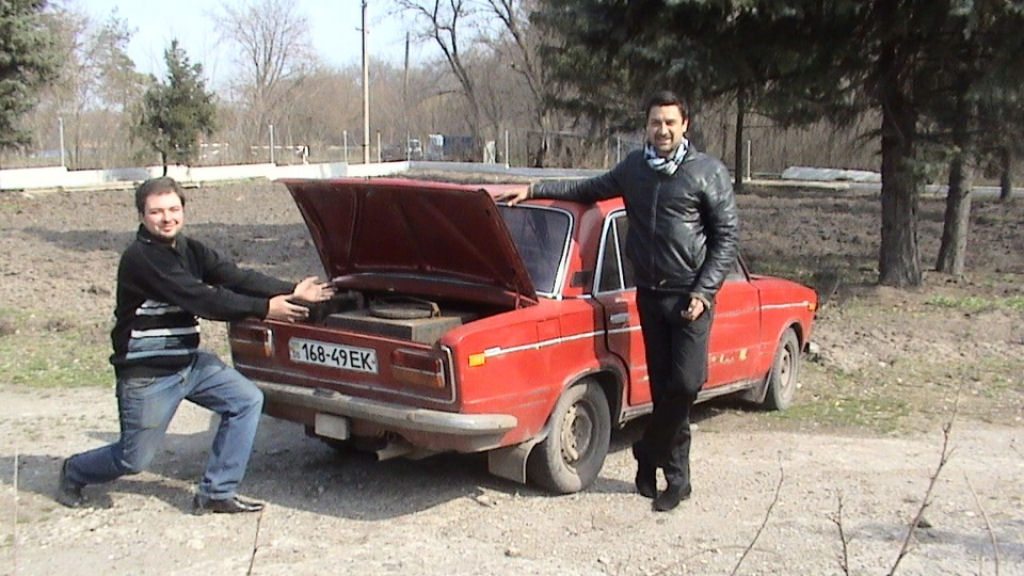Motoristas ucranianos economizam no combustvel com carros movidos a lenha 04