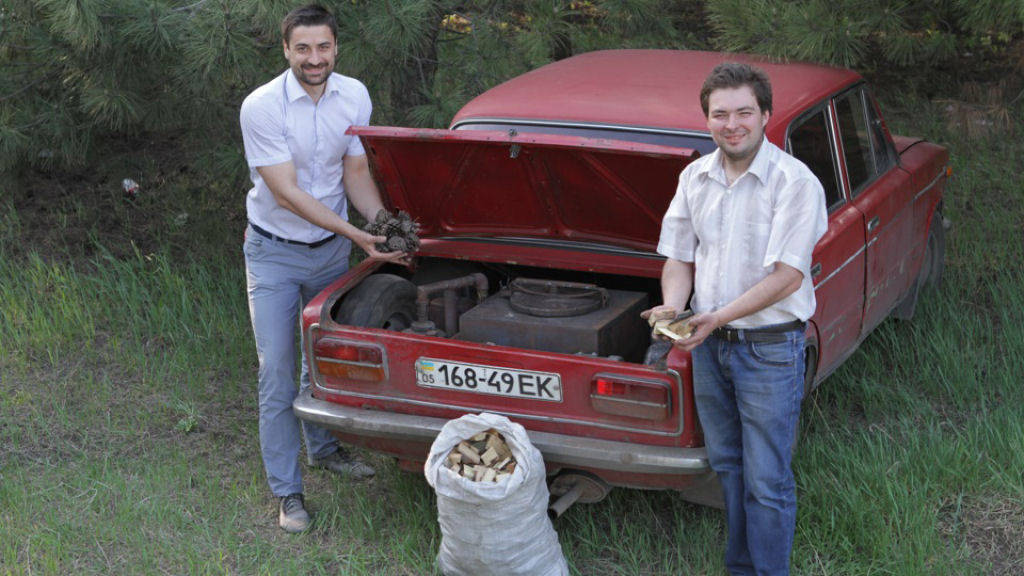 Motoristas ucranianos economizam no combustvel com carros movidos a lenha 06