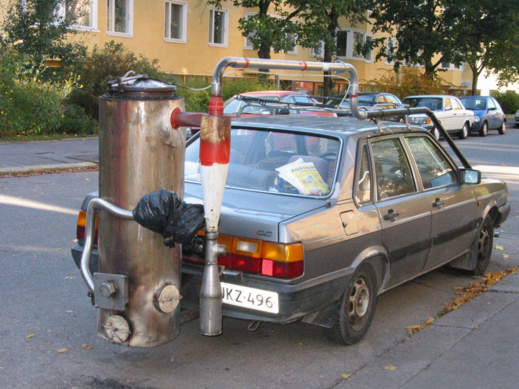 Motoristas ucranianos economizam no combustvel com carros movidos a lenha 11