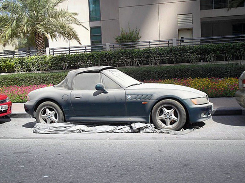 Dubai tem um problema de carros de luxo abandonados 01