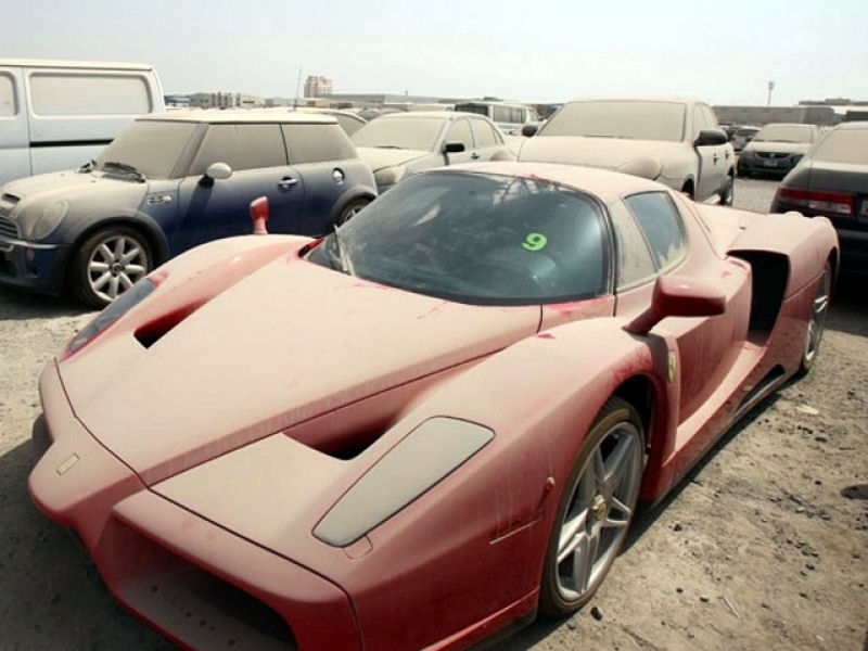 Dubai tem um problema de carros de luxo abandonados 02