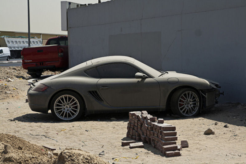 Dubai tem um problema de carros de luxo abandonados 05