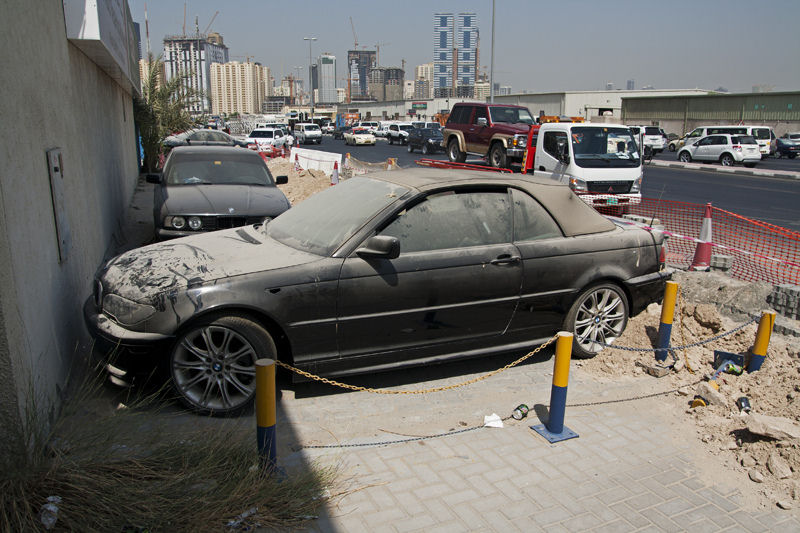 Dubai tem um problema de carros de luxo abandonados 11