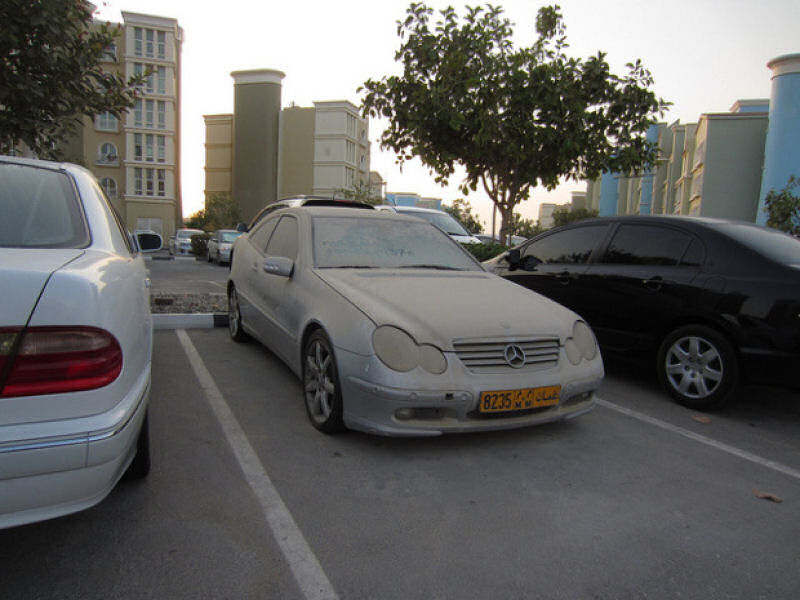 Dubai tem um problema de carros de luxo abandonados 14