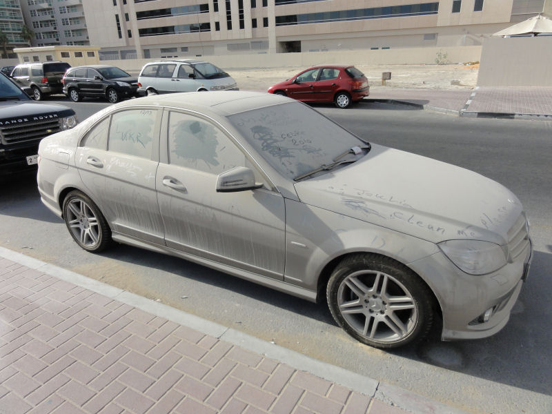 Dubai tem um problema de carros de luxo abandonados 15