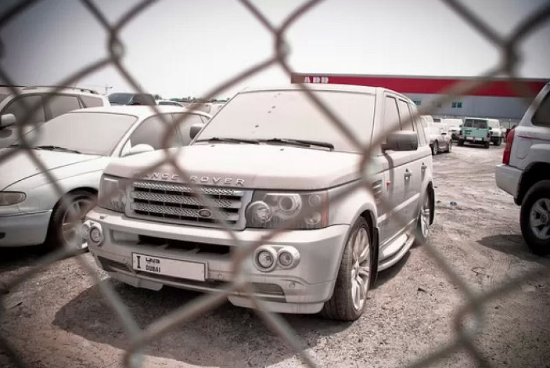 Dubai tem um problema de carros de luxo abandonados 16